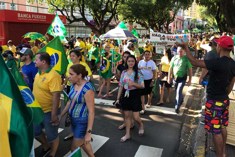 Manifestantes pró-bolsonaro realizaram caminhada pelo Centro de Manaus (Foto: ATUAL)