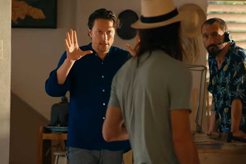 Diretor Cary Fukunaga orienta atores em cena de '007" (Foto: YouTube/Reprodução)