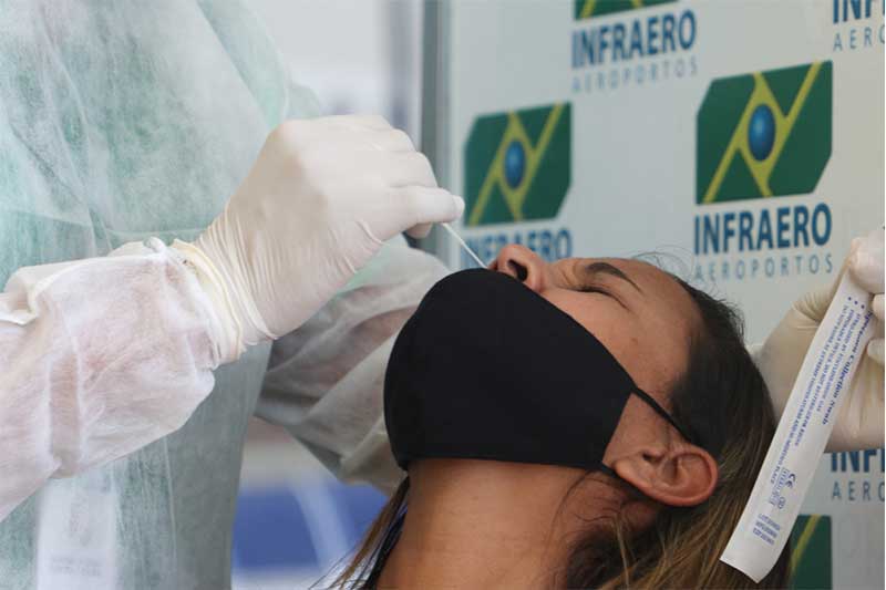 Coleta de secreção nasal para exame: diagnóstico rápido ajuda combate à Covid (Foto: Girlene Medeiros/Gov. AM/FVS-AM)