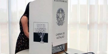 Eleitora vota na cabine: Câmara aprova mudanças na lei eleitoral (Foto: Roberto Jayme/Ascom TSE)