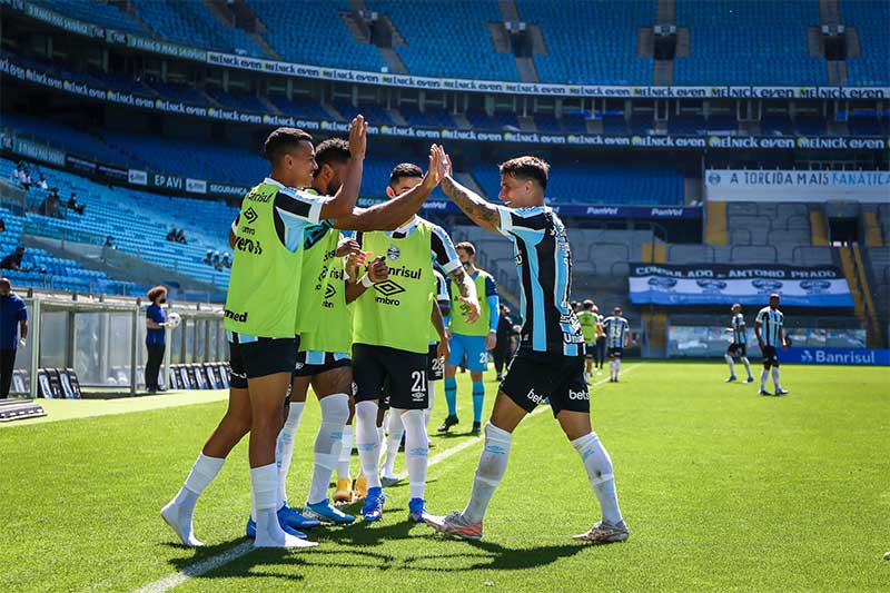 Jogadores do Grêmio festejam gol: time ainda no Z-4 (Foto: Lucas Uebel/Grêmio FBPA)