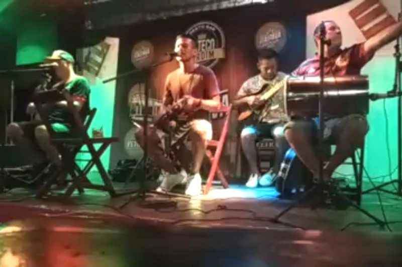 Grupo de pagode fazia transmissão ao vivo quando grupo invadiu o espaço e fez os disparos (Foto: Divulgação)