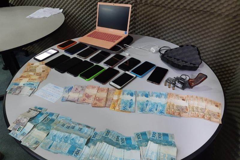 Polícia apreendeu R$ 5 mil, 15 celulares, um notebook, uma arma de fogo e 25 munições de calibre 20 (Foto: Mayara Viana/PC-AM)