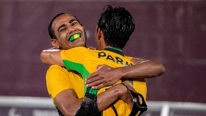Nonato é abraçado por Paraná após fazer o gol do título/Foto:Alê Cabral/CPB