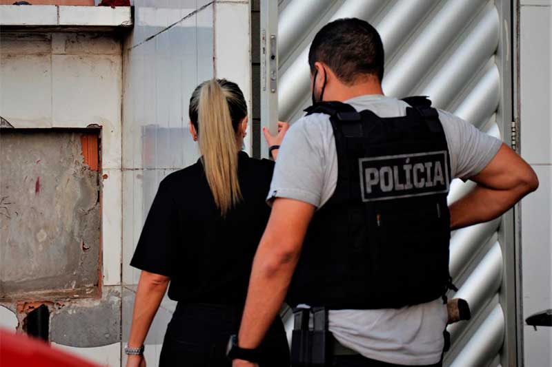 Policiais civis fazem busca em casa na 2ª fase da Operação Gleba (PC-AM/Divulgação)