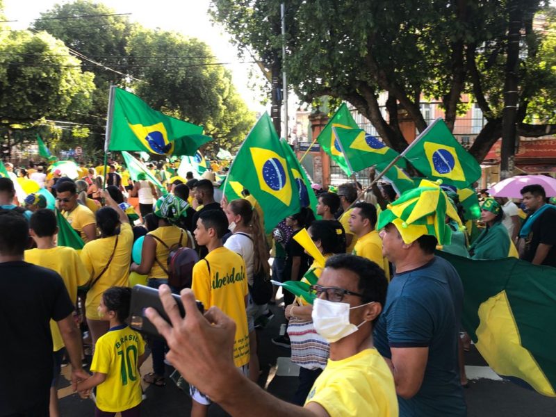 Manifestantes pró-Bolsonaro no Centro de Manaus (Foto: Teófilo de Mesquita/ATUAL)
