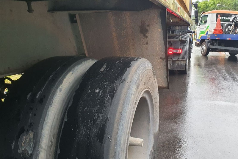 carretas e caminhões