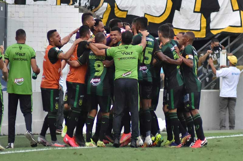 Jogadores do América-MG festejam gol na vitória sobre o Santos (Foto: @americamg/Twitter/Reprodução)