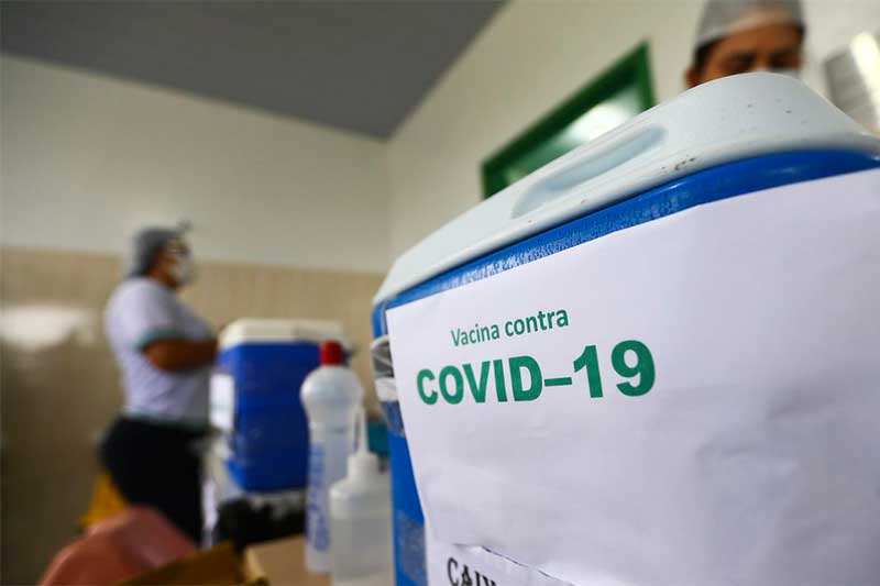 Bolsa com vacinas contra a Covid: imunização reduziu número de mortes (Foto: Marcelo Camargo/ABr)