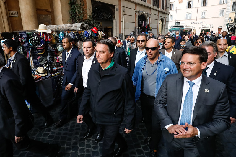 Sem máscara e causando aglomeração, Bolsonaro passeia no centro de Roma (Foto: Alan Santos/PR)