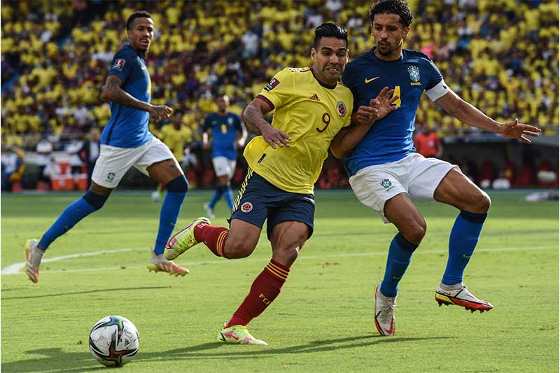 Marquinhos em lance de disputa de bola: jogo ruim (Foto: Julian Medina/DiaEsportivo/Folhapress)