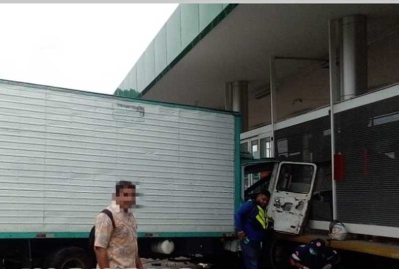 Caminhão bateu em plataforma de embarque (Foto: IMMU/Divulgação)