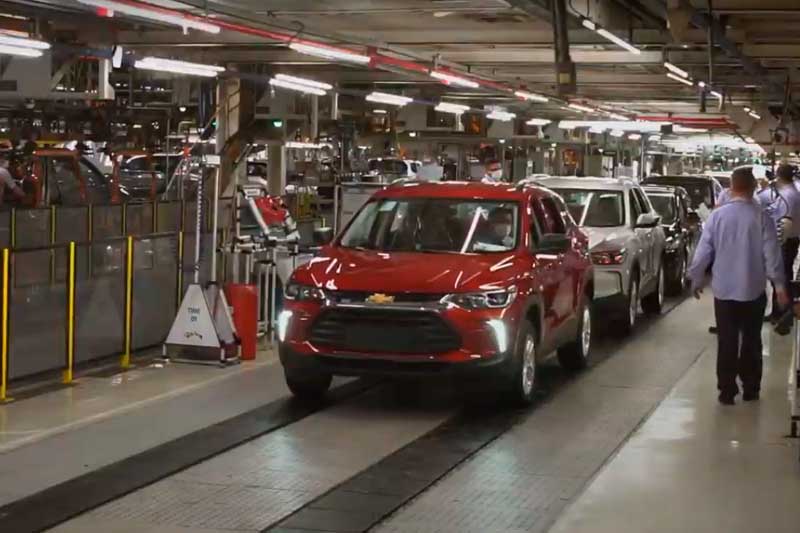 Linha de montagem da General Motors: greve afetou produção (Foto: General Motors/YouTube/Reprodução)