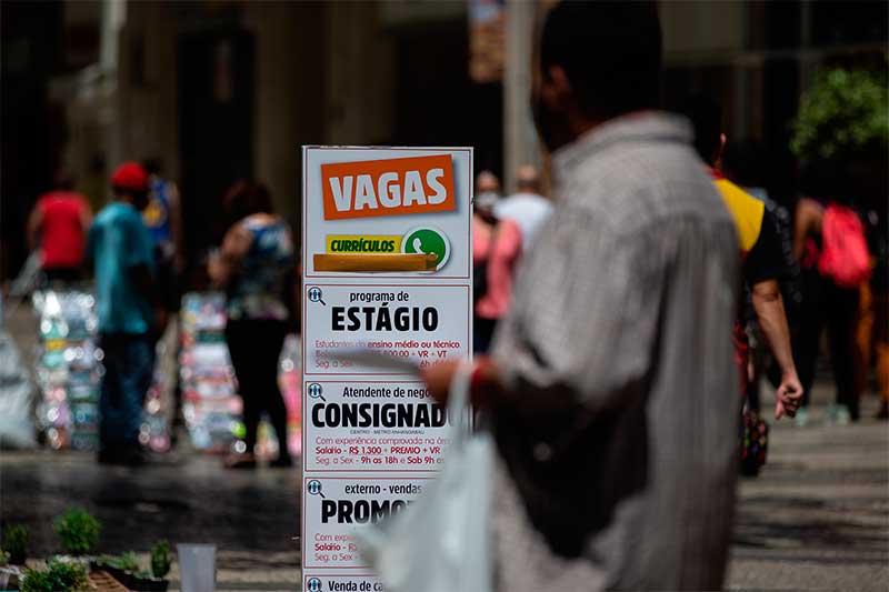 Oferta de emprego em São Paulo: dificuldade em preencher vagas (Foto: Mathilde Missioneiro/Folhapress)