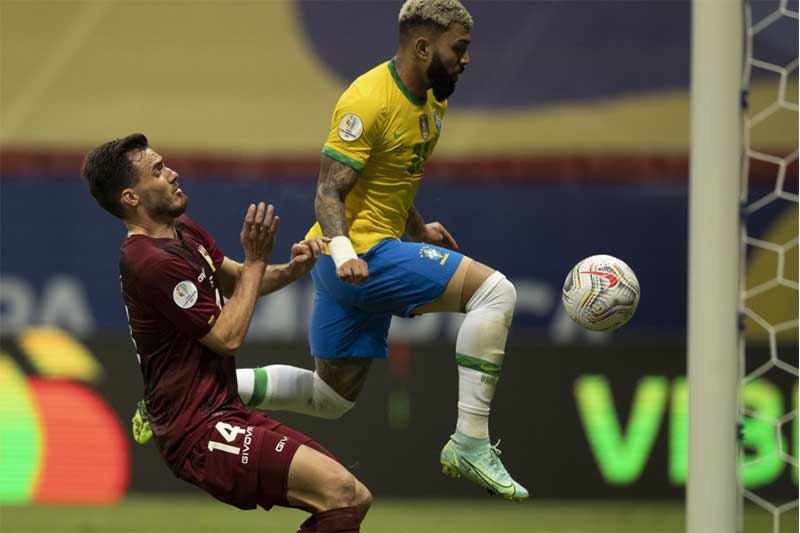 Gabigol fez de pênalti o gol da virada (Foto: Lucas Figueiredo/CBF)