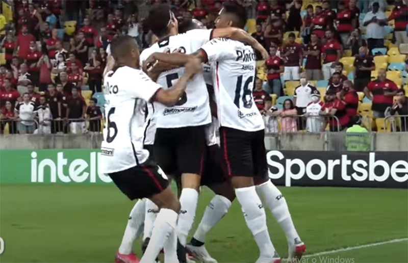 Jogadores do Athletico comemoram gol de Nikão (FOto: Athletico Paranaense/YouTube/Reprodução)