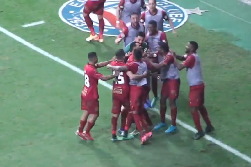 Jogadores do Bahia festejam gol de emapte (FotoÇ Bahia;Twitter;Reprodu~c"ao)