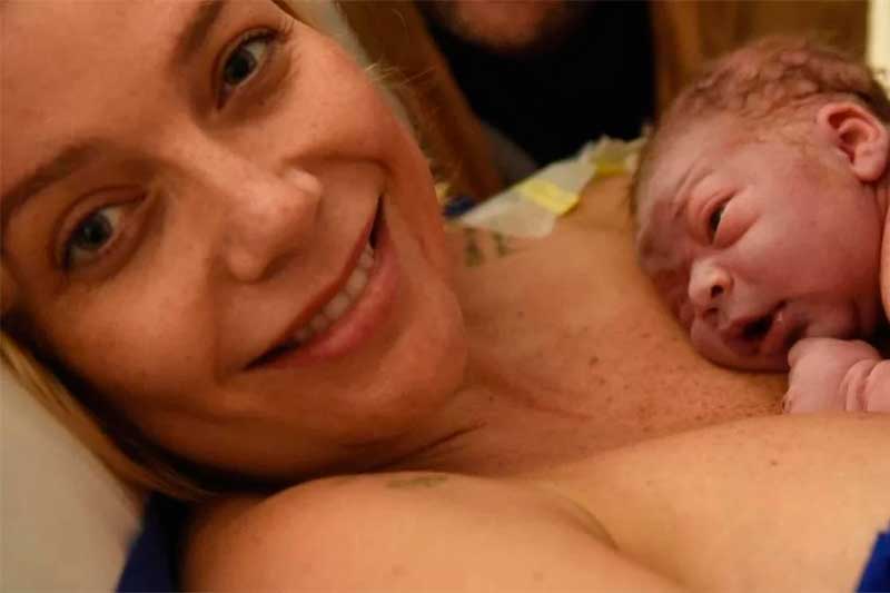 Luiza Possi postou foto com o filho logo após dar a luz (Foto: Luiza Possi/Instagram)