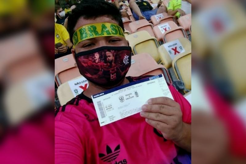 Junior Santos ganhou ingresso de PM e assistiu ao jogo na Arena da Amazônia (Foto: Reprodução/Instagram/@juniorceni_iranduba3bcrf)