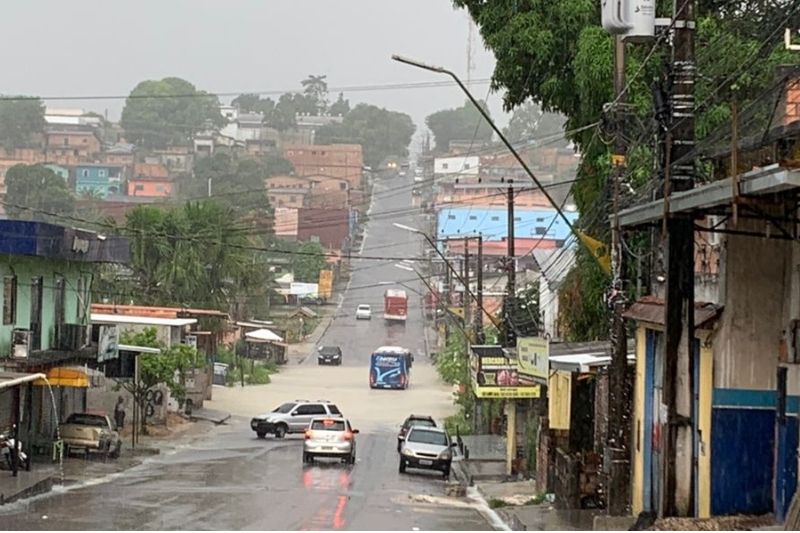 Ônibus fica ilhado em poça causada pela chuva na Avenida Samaúma, no Monte das Oliveiras, zona norte (Foto: Alessandra Taveira/ATUAL)