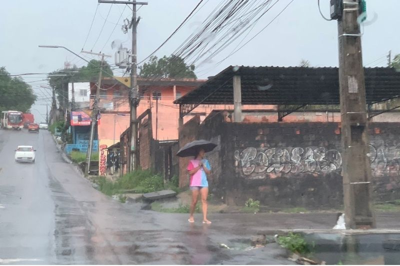 Chuva dificulta pedestres de transitar pelas calçadas de Manaus (Foto: Alessandra Taveira/ATUAL)