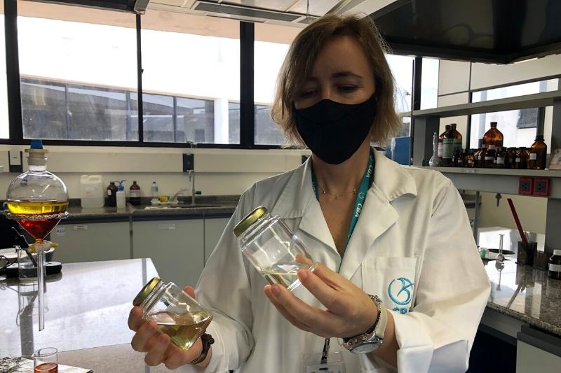  Olinda Canhoto, engenheira biotecnológica, mostra óleo da amazônia que pode ser usao em cosméticos (Foto: Walter Franco/ATUAL)