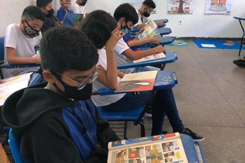 Alunos estudam literatura na escola Themístocles Pinheiro Gadelha(Foto: Daniele Almeida/Semed)