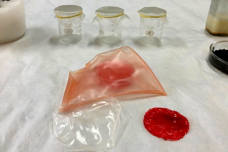 Plástico produzido com nano celulose de camu-camu é alternativa às sacolas plásticas (Foto: Walter Franco/ATUAL)