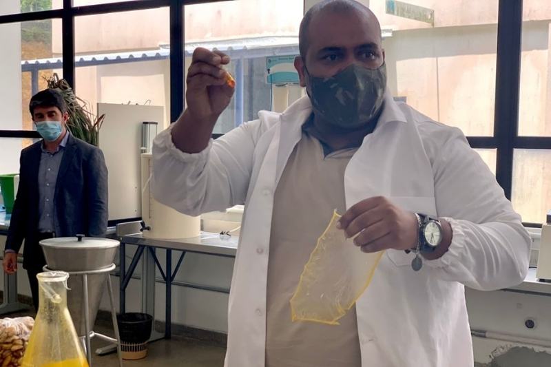 Biólogo Edson Pablo apresenta tecnologia desenvolvida com o betacaroteno (mão direita) para conservação de alimentos em embalagens (mão esquerda) (Foto: Alessandra Taveira/ATUAL)