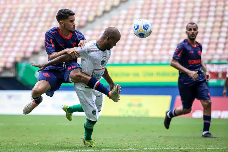 Philip marca o segundo gol do Manaus contra o Porto Velho (Foto: João Normando)