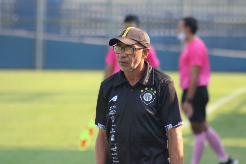 Mirandinha, atual treinador do Rio Negro, tem vida contada em livro (Foto: Paulo Rogério Veiga)