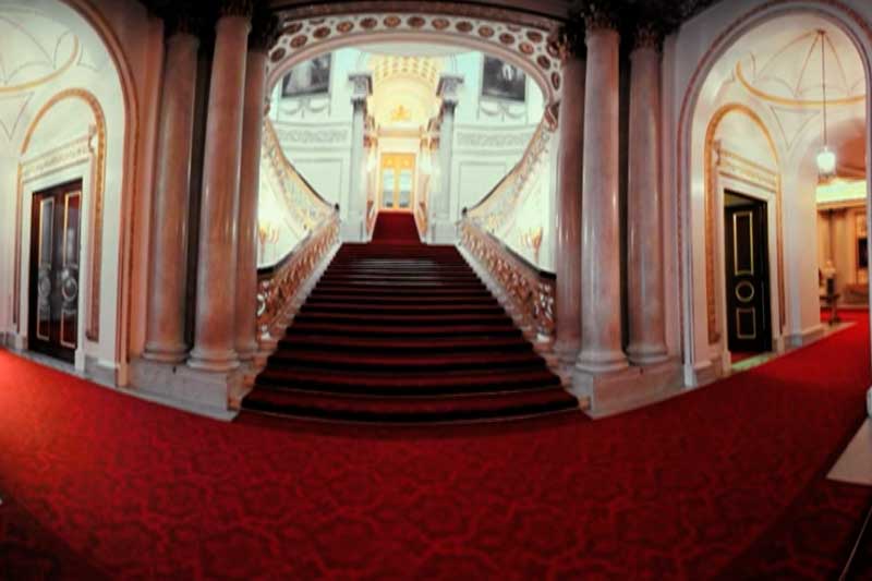 Entrada do Palácio Bukingham: 775 quartos (Foto: AFPTV/YouTube/Reprodução)