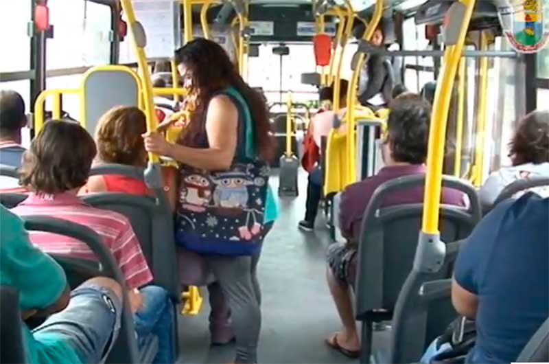 Passageiros em ônibus de Belo Horizonte: serviço por aplicativo gera polêmica (Foto: Prefeitura de Belo Horizonte/Reprodução)
