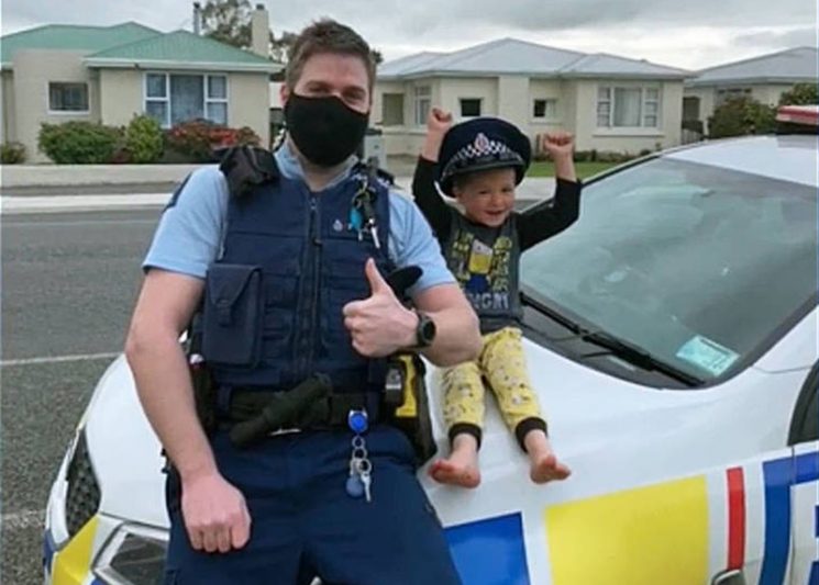 Policial divulgou foto com o menino (Foto: Polícia da Nova Zelândia/Divulgação)