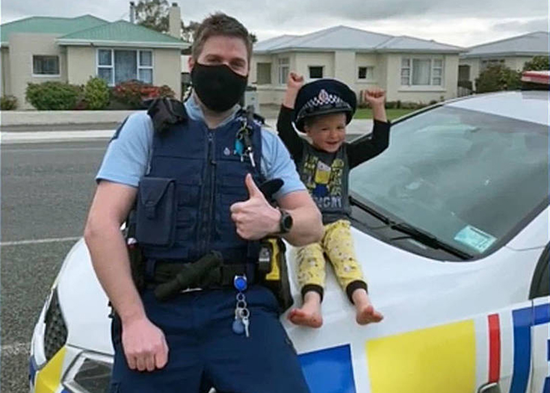 Policial divulgou foto com o menino (Foto: Polícia da Nova Zelândia/Divulgação)