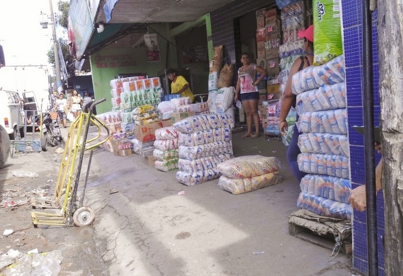 Mercadorias expostas em calçadas na Rua do Fuxico. (Foto: Semcom/Arquivo)