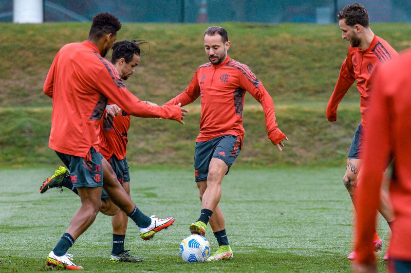 Flamengo fez o último treino no Ninho do Urubu antes do embarque para Curitiba (Foto: Marcelo Cortes/Flamengo)