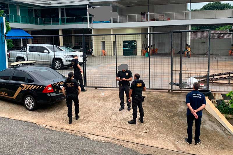 Agentes federais cumprem mandados de busca e apreensão em Manaus (Foto: PF-AM/Divulgação)