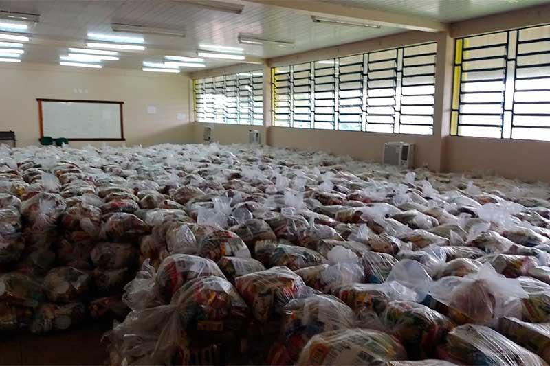 Milhares de ranchos foram encontrados armazenados em escola do município (Foto: MP-AM/Divulgação)