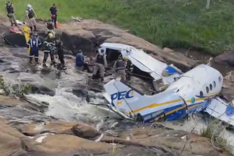 Avião caiu em uma cachoeira em Caratinga, em Minas Gerais (Foto: Superportal/Facebook/Reprodução)