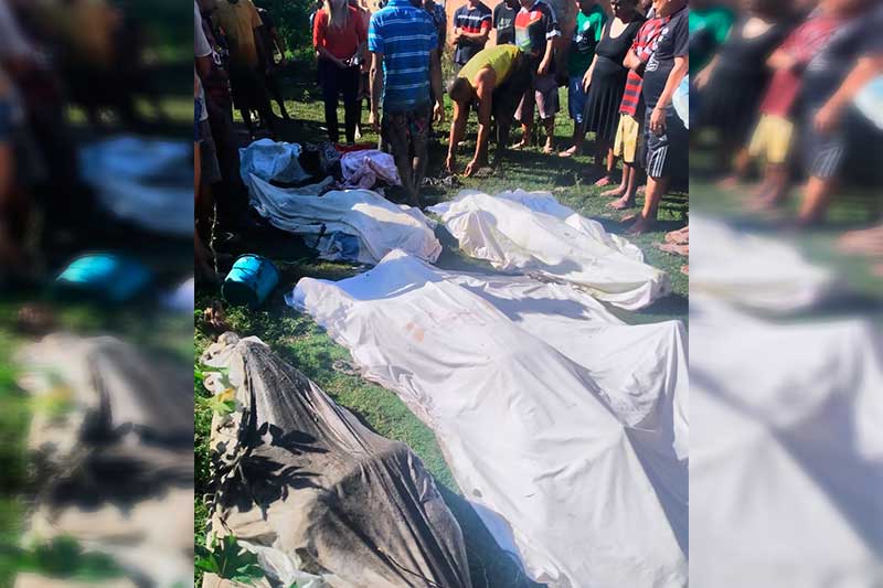 Corpos foram colocados em um gramado e cobertos com lençóis (Foto: TV Globo/Reprodução)