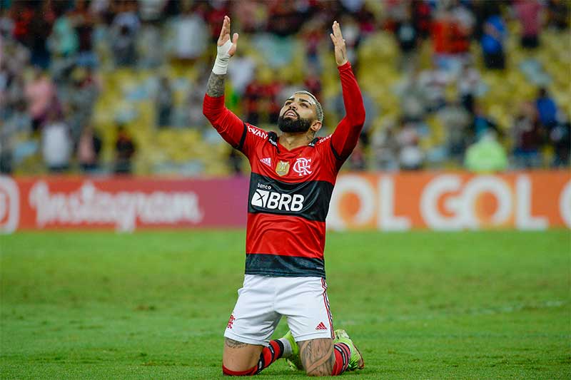 Gabigol se ajoelhou após marcar de pênalti na vitória do Flamengo (Foto: Marcelo Cortes/Flamengo)