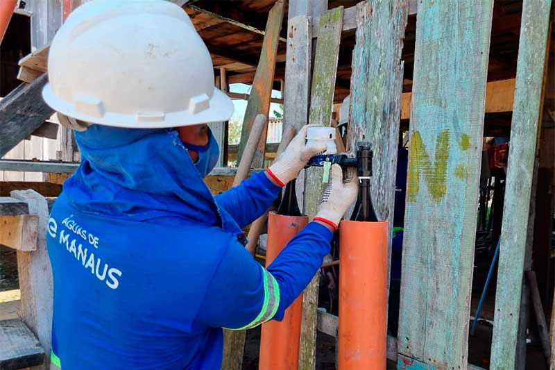 Instalação de medidor: na tarifa social, consumidor paga só 50% (Foto: Águas de Manaus/Divulgação)