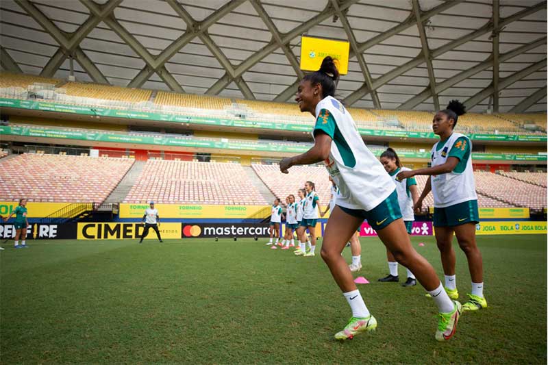Jogadoras da seleção brasileira treinaram na Arena da Amazônia (Foto: Thais Magalhães/CBF)