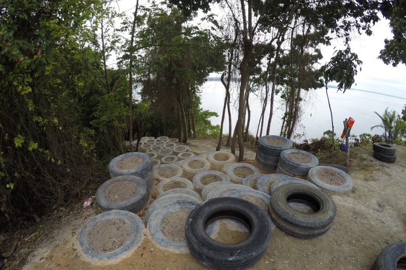 Banhistas improvisam acesso para margens do rio Negro na zona leste (Foto: Valmir Lima/ATUAL)