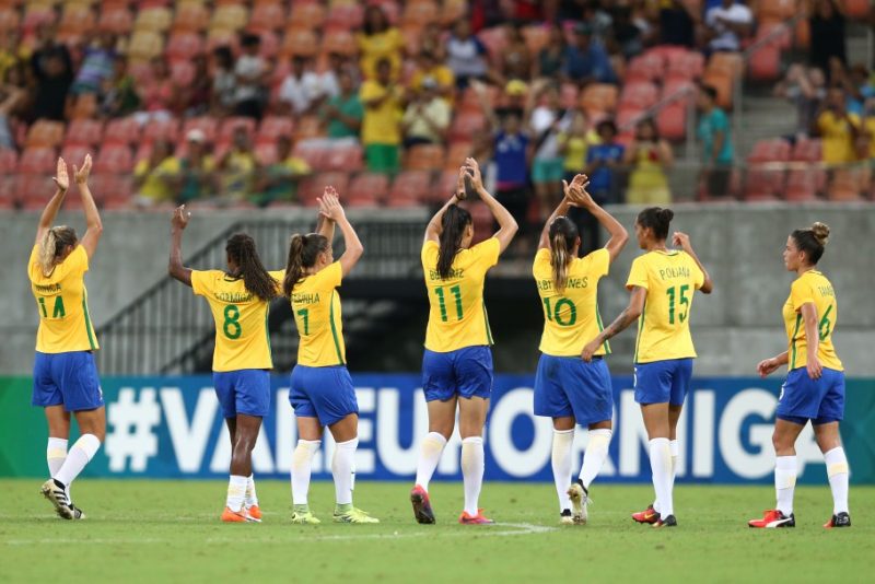 Seleção brasileira feminina em ação na Arena da Amazônia em 2017 (Foto: Lucas Figueiredo/CBF)