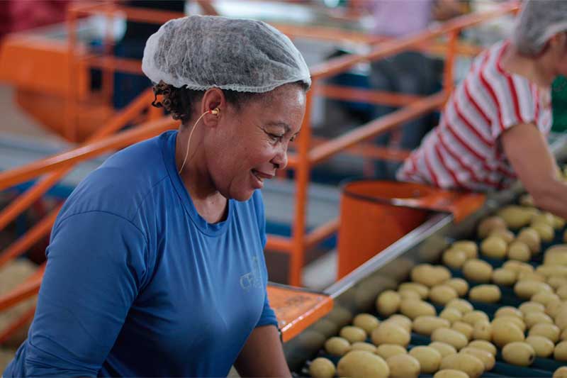 Trabalhadora da PepsiCo: diversidade na produção (Foto: PepsiCo/Divulgação)