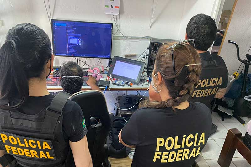 Agentes federais inspecionam material apreendido (Foto: PF-AM/Divulgação)