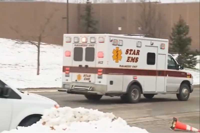 Ambulância socorre feridos em escola de Michigan (Foto: News EUA/YouTube/Reprodução)