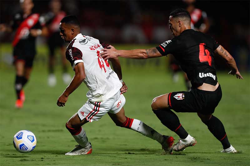Lance de jogo entre Atlético-GO e Flamengo: vitória dos goianos (Foto: Gilvan de Souza/CRF)